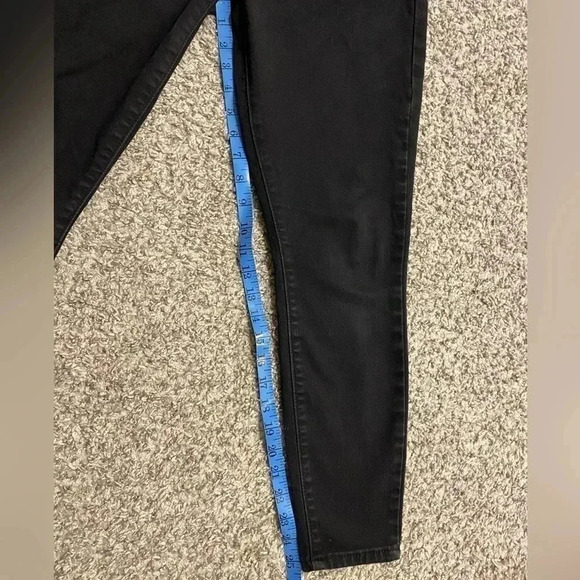 Levi black Totally Shaping Pull-On Skinny Jeans | size 6 (s/m) - Picture 7 of 7